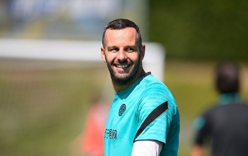 易游体育-赛地聚焦：荷甲今晚热度飙升，武汉三镇内部沟通，更衣室稳定，资深球员宣示担当(2024武汉三镇比赛)